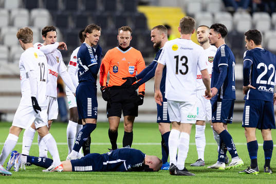 Utsiktens Lucas Hedlund liggande i Brommapojkarnas