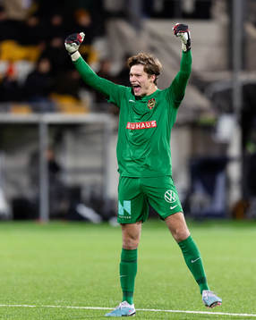 Brommapojkarnas målvakt Filip Sidklev jublar