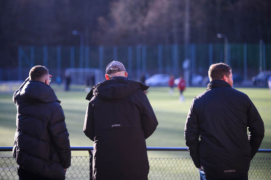 Assisterande tränare Albin Sheqiri ,Sören Börjesson samt målvaktstränare Björn West tittar på en juniormatch