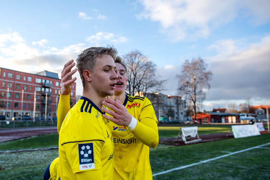 Ängelholms Tim Amilon Persson jublar efter 1-1