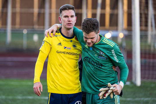 Ängelholms Niklas Svensson och målvakt Robin Streifert  jublar