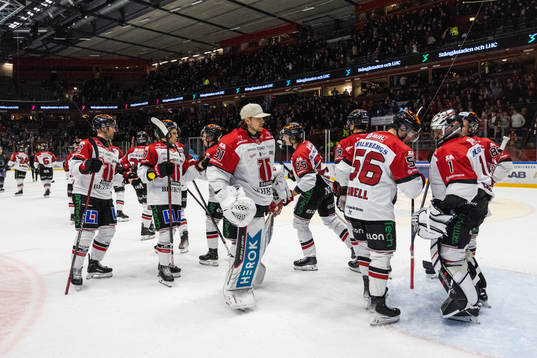 Örebros spelare jublar