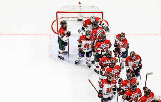 Örebros spelare jublar och tackar målvakt Jhonas Enroth