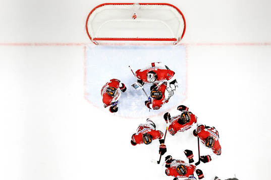 Örebros spelare jublar och tackar målvakt Jhonas Enroth