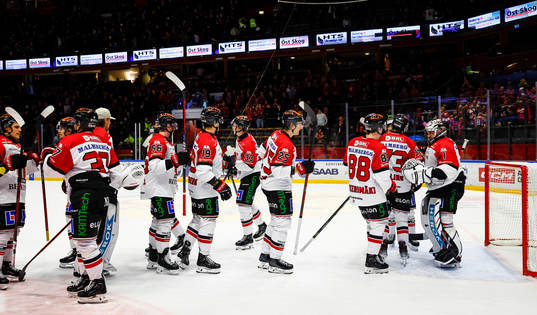 Örebros spelare jublar och tackar målvakt Jhonas Enroth