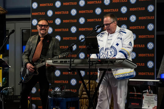 Mackan och Bäcker underhåller innan ishockeymatchen i SHL