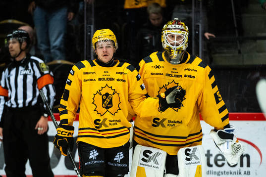 Skellefteås Måns Forsfjäll och målvakt Linus