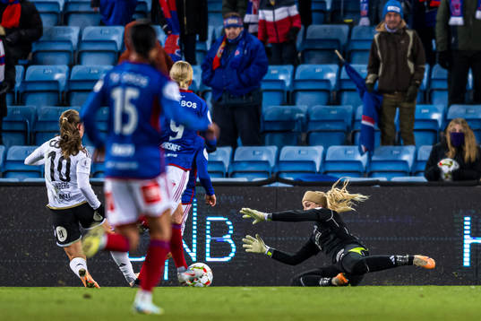 Camilla Linberg of Rosenborg and Guro Pettersen of
