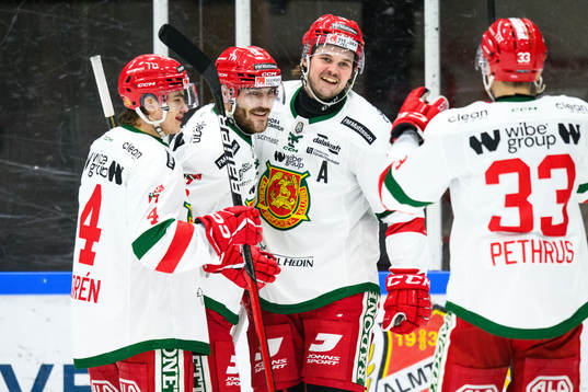 Moras Johan Persson jublar med lagkamrater