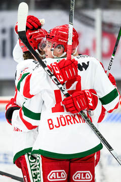 Moras Filip Björkman jublar med lagkamrater