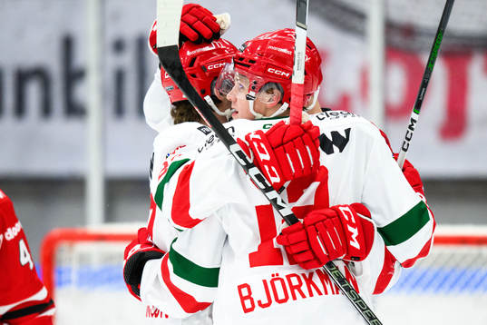 Moras Filip Björkman jublar med lagkamrater