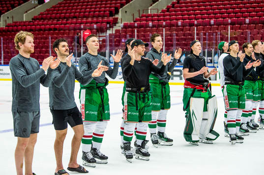 Rögles spelare jublar med supportrarna