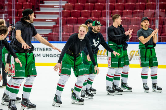 Rögles spelare jublar med supportrarna