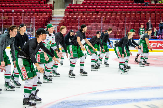 Rögles spelare jublar med supportrarna