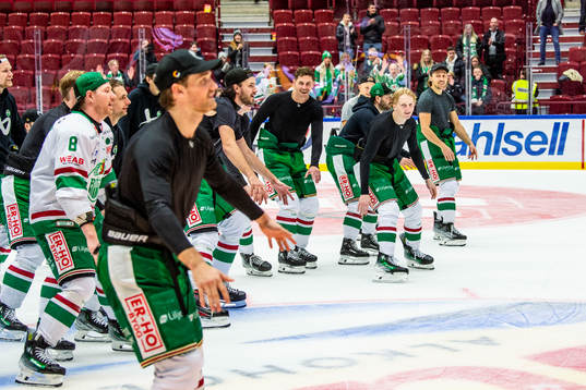 Rögles spelare jublar med supportrarna