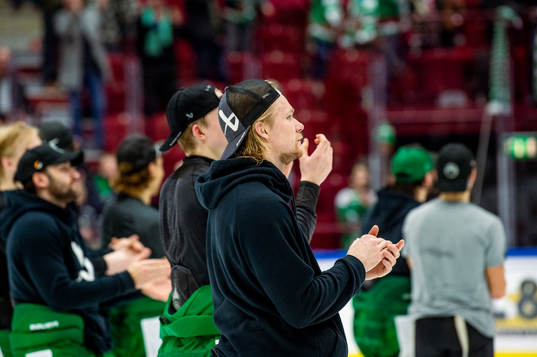 Rögles spelare jublar med supportrarna