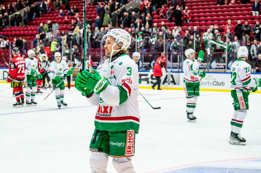 Rögles spelare jublar med supportrarna