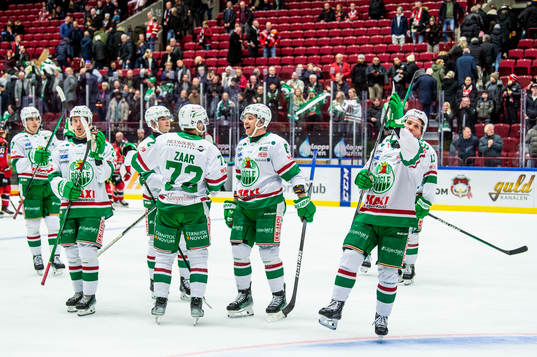 Rögles spelare jublar med supportrarna