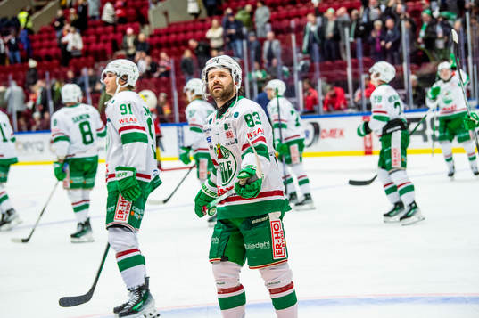 Rögles spelare jublar med supportrarna