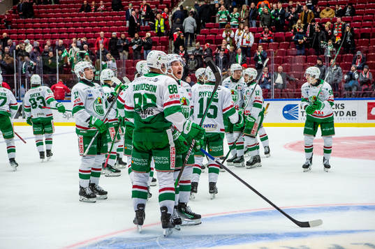 Rögles spelare jublar med supportrarna