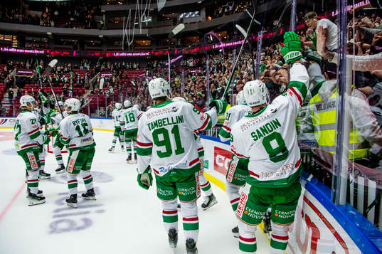 Rögles spelare jublar med supportrarna