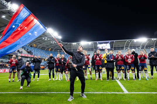 Örgrytes tränare Xabier Ruiz Ocenda jublar framför supportrarna