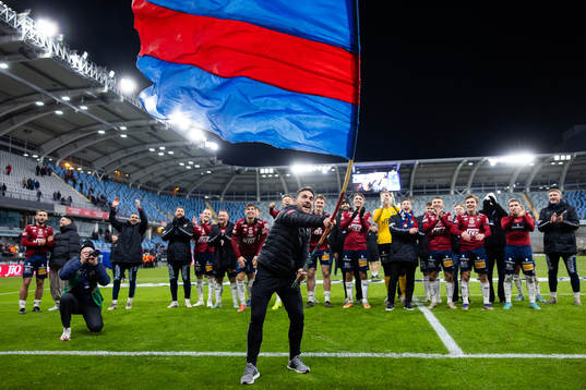 Örgrytes tränare Xabier Ruiz Ocenda jublar framför supportrarna