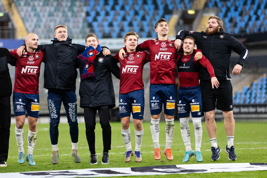 Örgrytes spelare och ledare jublar