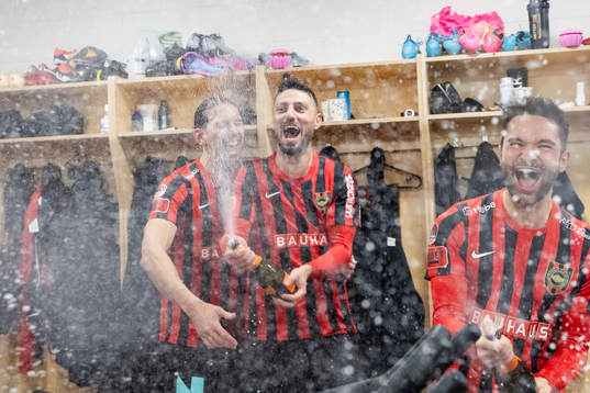Brommapojkarnas Nikola Vasic, Rebin Sulaka och Marijan Cosic  jublar i omklädningsrummet