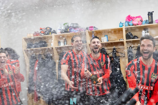 Brommapojkarnas Nikola Vasic, Rebin Sulaka och Marijan Cosic  jublar i omklädningsrummet
