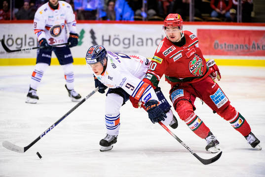 Växjös Victor Stjernborg och MoDos Sampo Ranta jublar