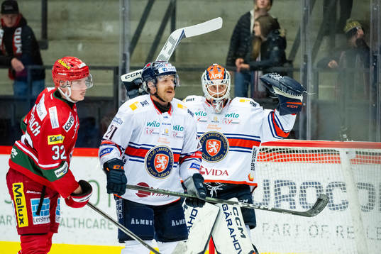 Växjös målvakt Adam Åhman jublar