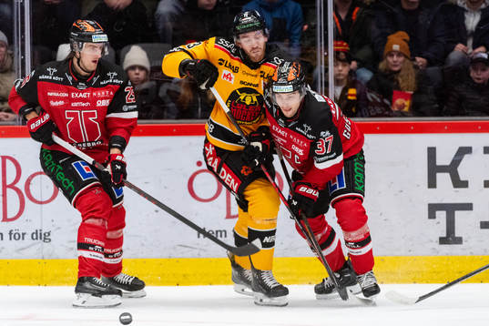 Luleås Oscar Eklind i en kamp mot Örebros Milton Oscarson