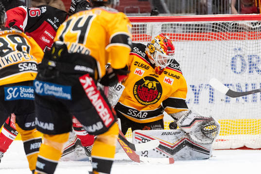 Luleås målvakt Joel Lassinantti vid Örebros 2-1 mål