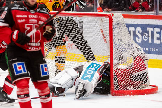 Örebros målvakt Jonas Arntzen har ont