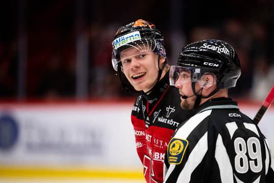 Örebros Christopher Mastomäki och linjedomare Gustav