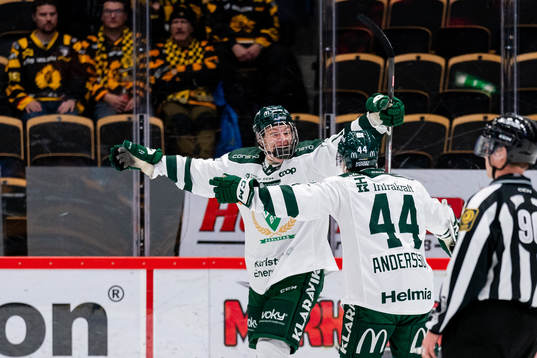 Färjestads Jack Berglund och Jonathan Andersson jublar