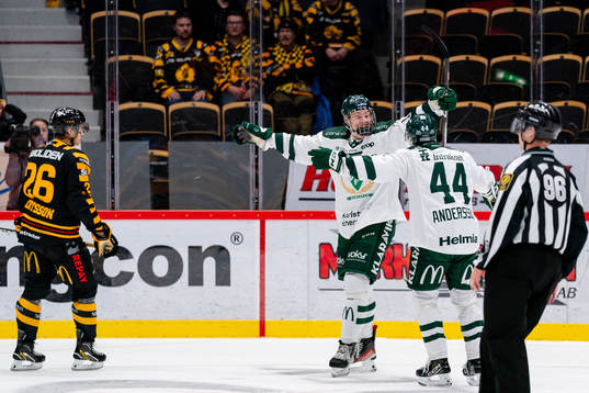 Färjestads Jack Berglund och Jonathan Andersson jublar
