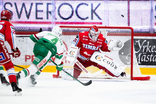 Rögles Johannes Johannesen och Timrås målvakt Tim Juel