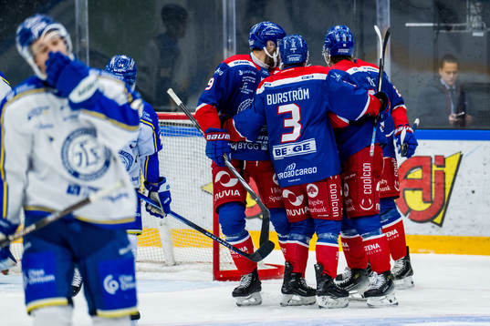 IK Oskarshamns Lukas Jasek jublar