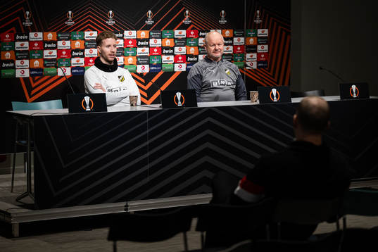 Samuel Gustafson and head coach Per-Mathias Høgmo at a press conference with Häcken