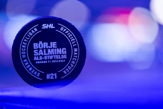 Matchpuck med Börje Salming ALS-stiftelse logo