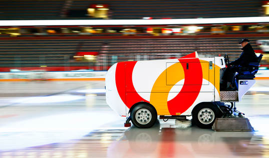 Isen spolas i SAAB Arena före ishockeymatchen i SHL mellan