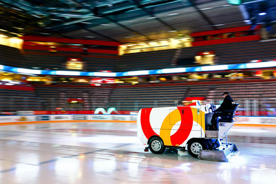 Isen spolas i SAAB Arena före ishockeymatchen i SHL mellan