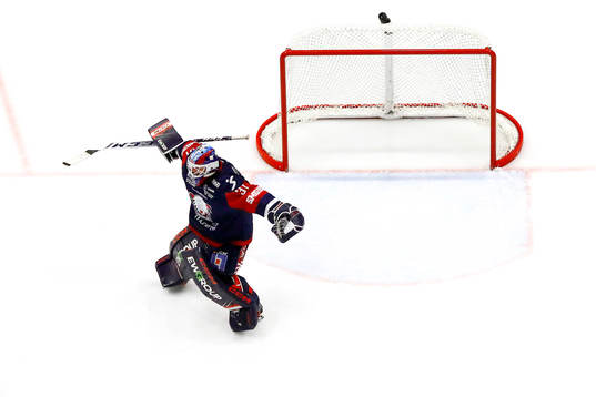 Linköpings målvakt Jesper Myrenberg jublar