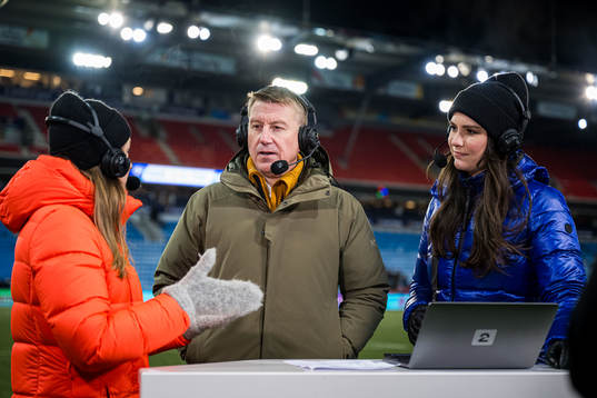 Leif Gunnar Smerud, head coach of Norway, and Ingrid Halstensen of TV 2 ahead of the UEFA Women’s Nations League football match between Norway and Portugal on December 1, 2023 in Oslo. 