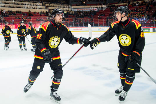 Brynäs Jack Kopacka och Noel Nordh jublar