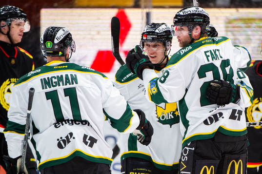 Östersunds Viktor Granholm jublar med lagkamrater