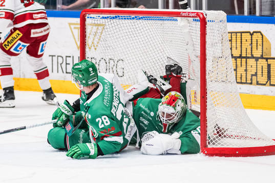 Rögles Anton Bengtsson och målvakt Petr Kvaca