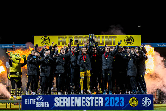 Players of Bodø/Glimt celebrates with the trophy